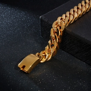 Dettaglio del bracciale a catena cubana placcato oro 18k con finitura in metallo lucido