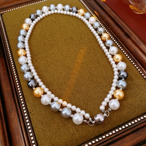 Détail d'un collier de perles multicolores avec fermoir magnétique sur cadre rétro