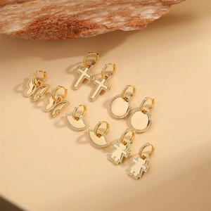 Set di orecchini dorati a croce e farfalla con zirconi per un elegante look vintage