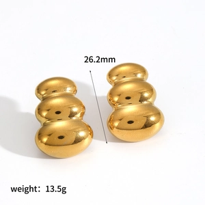 Vue détaillée de boucles d'oreilles boules dorées à trois niveaux, 26,2 mm et 13,5 g