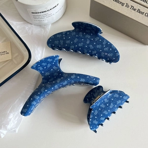 Dreiteiliges Set blauer Haarklammern aus Acetat mit weißen Herz- und Sternmustern