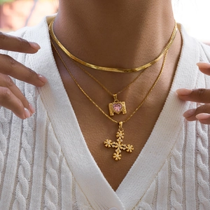 Dreilagiges Set aus goldenen Halsketten mit Kreuz und Herzanhänger aus Edelstahl