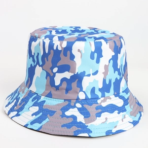 Détail du chapeau bob camouflage bleu en sergé de coton avec des coutures précises