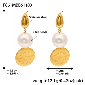 Détails des dimensions et matériaux des boucles d'oreilles dorées avec perles blanches