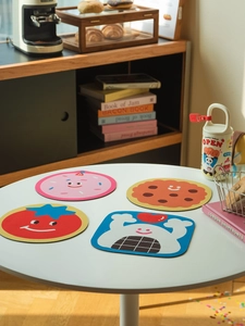 Gros plan de quatre dessous de verre mignons en terre de diatomée aux motifs de donuts
