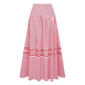 Flachbild des rot-weiß gestreiften Maxikleids mit Blumenstickerei im Boho-Stil