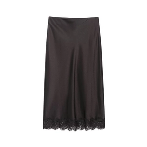 Jupe mi-longue élégante en satin noir avec dentelle délicate pour un look féminin