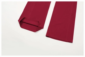 Dettaglio dei leggings da yoga bordeaux con cuciture piatte professionali e trama del tessuto
