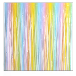 Nahaufnahme des pastellfarbenen Regenbogen-Folienvorhangs für Party-Wanddekoration