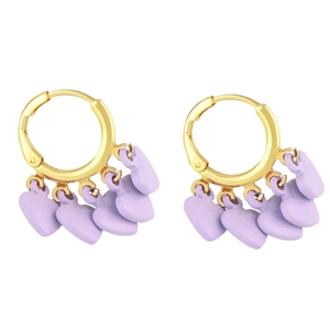 Détail de boucles d'oreilles créoles dorées avec cinq breloques cœurs violets suspendus