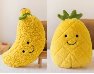 Dettaglio di peluche di banana e ananas in sherpa giallo con dei sorrisi molto carini