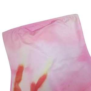 Vue macro détaillée du tissu tie-dye rose et des coutures fines sur une robe moulante