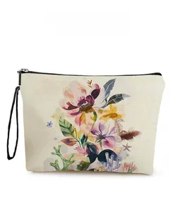 Dettaglio trousse per trucchi in tela con motivi floreali rosa e viola