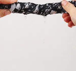 Detalle de la tela de secado rápido mostrando el escurrido de la bandana deportiva