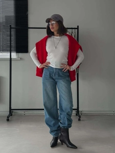 Women's white letter embroidery sweatshirt paired with blue wide-leg jeans and boots