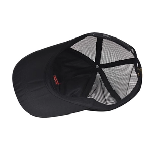 Dettaglio della rete traspirante e fibbia metallica regolabile sul cappello outdoor nero