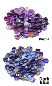 Dettaglio di ciondoli in agata a forma di cuore viola e blu scuro con ganci metallici