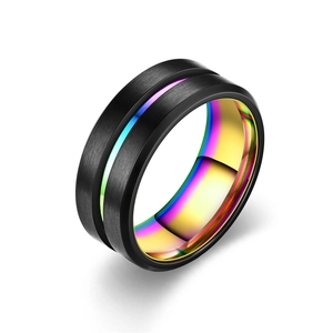 Détail d'une bague en acier brossé noir avec une rainure aux couleurs de l'arc-en-ciel
