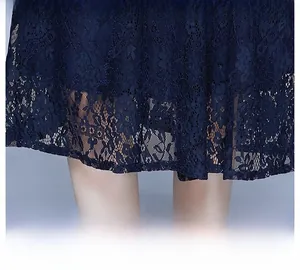 Détail du tissu en dentelle bleu foncé avec motifs floraux sur l'ourlet de la robe