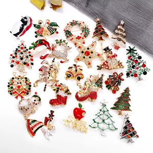 Collectie van feestelijke kerstbroches met emaille afwerking en kristallen accenten