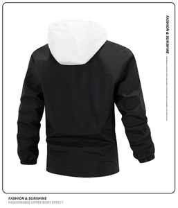 Dettaglio della giacca da uomo con cappuccio nero e pannello bianco a contrasto