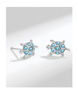 Dettaglio degli orecchini a lobo a forma di tartaruga in argento con zirconi blu e perno