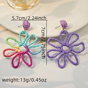 Detailed view of woven raffia flower earrings with size measurements in centimeters
