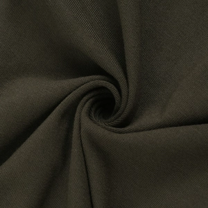 Détail macro du tissu en maille côtelée olive foncé avec un drapé souple et dense