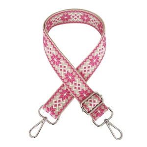 Dettaglio tracolla jacquard rosa e beige con ganci girevoli e fibbia in metallo argento