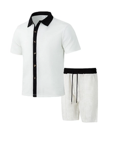 Gros plan sur la texture gaufrée du tissu blanc pour cet ensemble homme décontracté