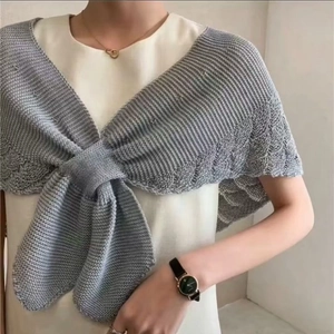 Elegante scialle grigio in maglia traforata con trama a coste e design a nodo