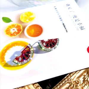 Boucles d'oreilles pastèque étincelantes avec cristaux rouges et détails verts