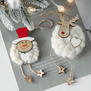 Weihnachtsanhänger Schneemann und Rentier aus Holz und flauschigem Garn für den Baum