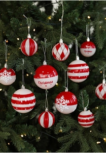 Détail de boules de Noël rouges et blanches avec motifs de flocons sur un sapin