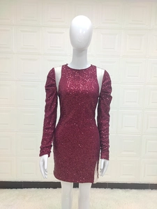 Détail du tissu à paillettes rouge vin sur une robe courte ajustée à épaules nues