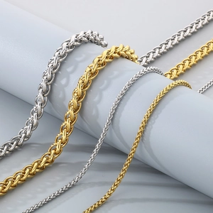 Halsketten aus poliertem Titanstahl mit Gold- und Silberfinish in verschiedenen Stilen