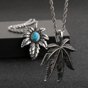 Détail macro de pendentifs feuille d'érable punk avec incrustation de turquoise