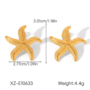 Macro shot of gold starfish stud earrings with dimensions 3.01cm and sharp relief details
