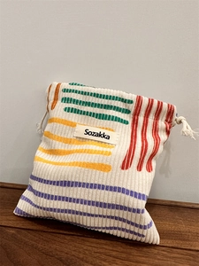 Sacchetto a coulisse in velluto a coste con strisce geometriche colorate ed etichetta