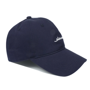 Détail de la broderie sur la casquette en coton bleu marine avec coutures structurées