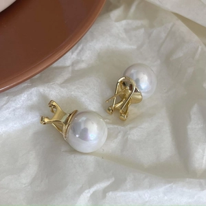 Elegant 925 sterling silver pearl stud earrings with polished gold irregular claw settings