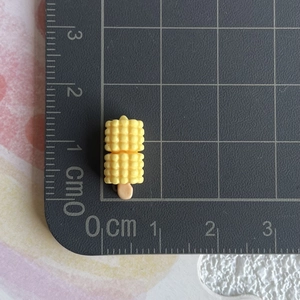 Détail d'un mini accessoire en résine en forme de maïs de 1,5 cm pour bricolage et bijoux