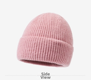 Détail du bonnet en maille rose avec texture côtelée verticale et large bord replié