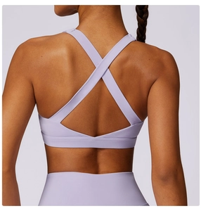 Vista posteriore del reggiseno sportivo lavanda con spalline incrociate per lo yoga