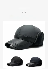 Dettaglio del cappello da baseball invernale con paraorecchie in peluche e antivento