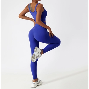 Vue latérale d'un ensemble de yoga bleu foncé montrant le tissu respirant et les coutures