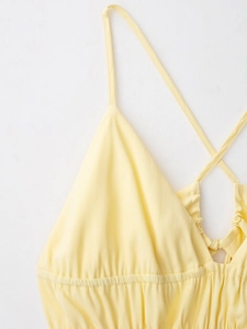Détail du design de poitrine froncé et des fines bretelles d'une robe d'été jaune clair