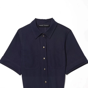 Robe chemise bleu marine à manches courtes avec boutons dorés et poches plaquées à plat