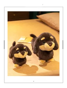 Détail de deux peluches teckel marron chocolat avec une texture de fourrure soyeuse