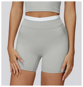 Détail du short de yoga gris à taille haute avec ceinture côtelée blanche et gainante